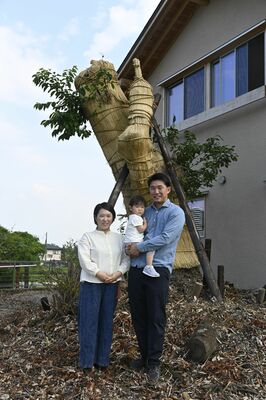 東京・国立第二小から移植された桜と田野辺さん一家