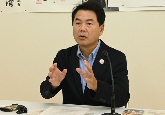 公約について説明する佐藤氏＝28日午後５時30分、宇都宮市不動前１丁目
