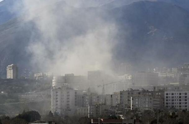攻撃を受け、白煙を上げるテヘランの住宅街=3日(共同)