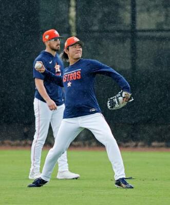 　キャッチボールするアストロズ・今井＝ウェストパームビーチ（共同）