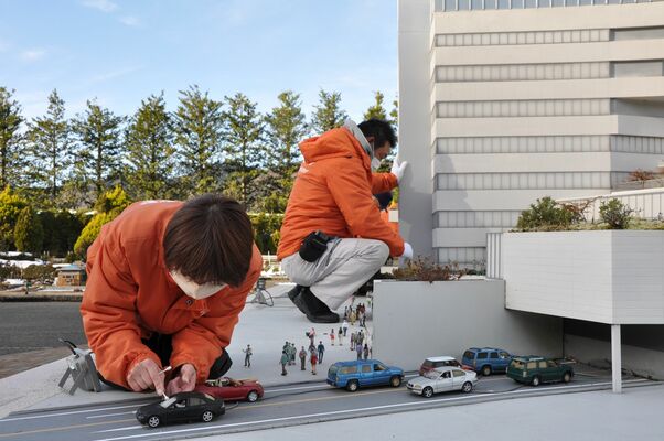 ミニチュアを丁寧に磨き上げるスタッフ