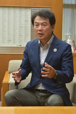 「ＬＲＴは持続可能なまちづくりの装置」と話す佐藤市長