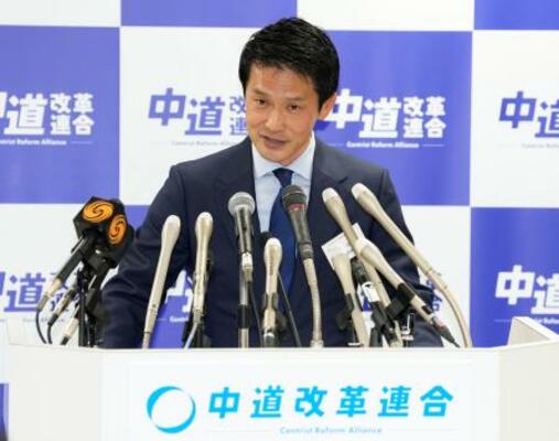 　中道改革連合の新代表に選出され、あいさつする小川淳也氏＝１３日午後、東京・永田町の党本部