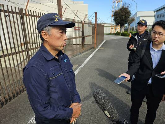 取材に応じる航空事故調査官（左）