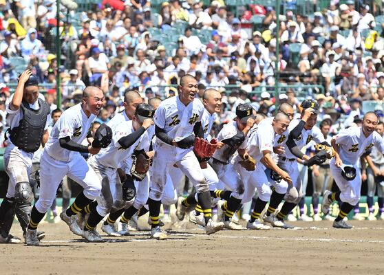 完封で甲子園初勝利を挙げ、雄たけびを上げて応援席へ駆け出す石橋ナイン＝13日午後１時15分、甲子園球場