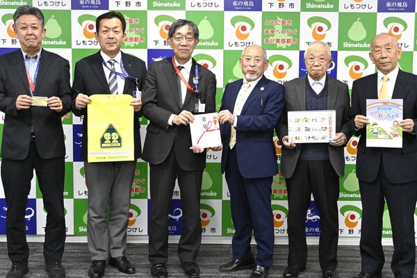 石崎教育長（左から３人目）へ目録を手渡す奥田会長（同４人目）