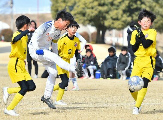 後半6分、都賀クラブ(下都賀)のFW藤平(左から2人目)がシュートを放つ=大桶運動公園B