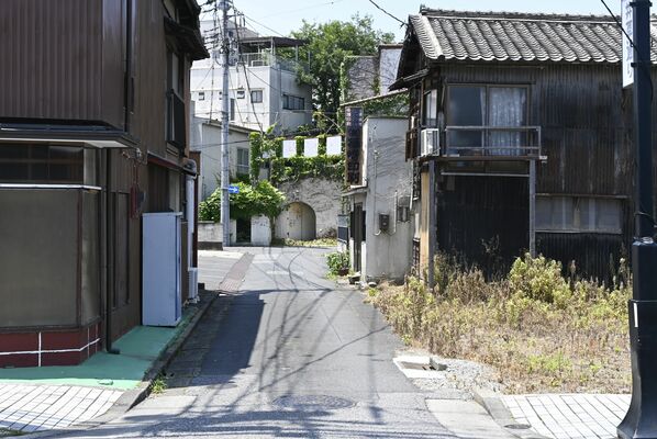 拡幅し石畳に整備する予定の道路
