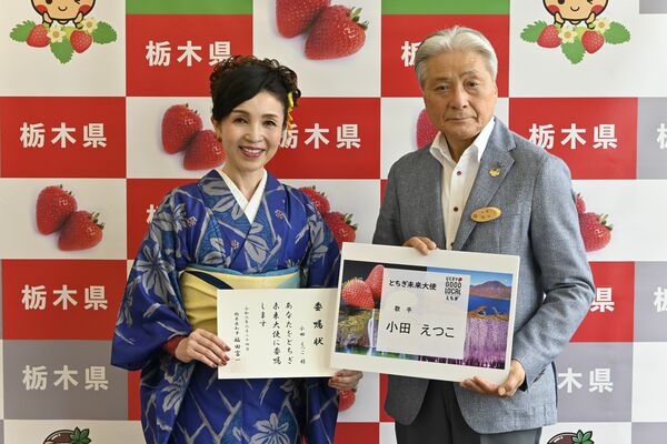 福田知事（右）から委嘱状を受け取った小田さん＝24日午後、県庁