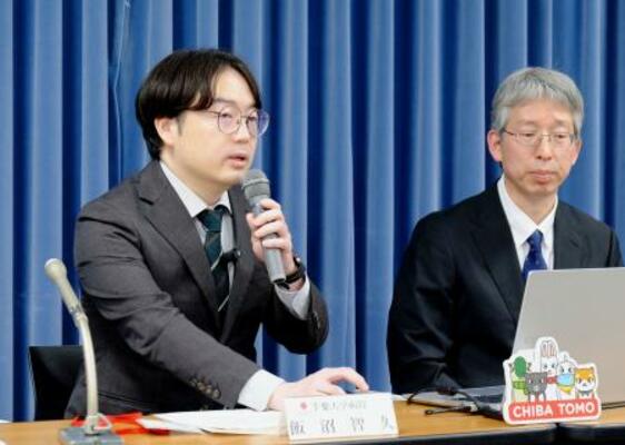 　記者会見する千葉大病院の飯沼智久講師（左）ら＝１６日午後、文科省