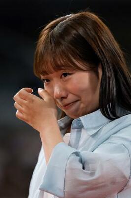 　引退セレモニーで涙を拭う芦川うららさん＝１６日、東京体育館