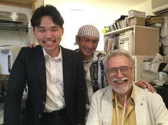 　イモラ国際ピアノアカデミーの恩師、ボリス・ペトルシャンスキー先生と。「来日時にはいつも先生が大好きなおすし屋さんへお連れします」（筆者提供）