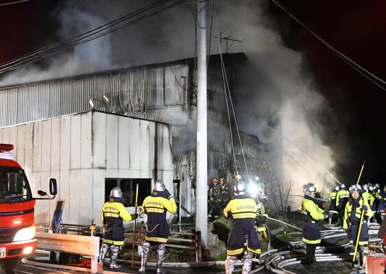 会社建物を焼いた火災現場＝14日午後7時15分、足利市久保田町