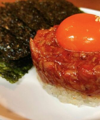 おすすめメニューの「HANAREの和牛炙りユッケ」