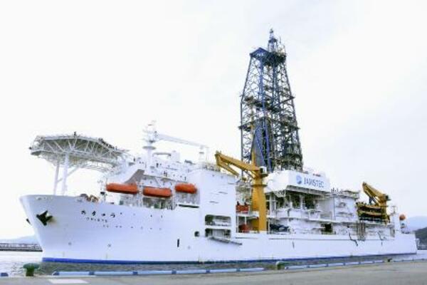 　レアアースを含んだ泥を採取して帰港した地球深部探査船「ちきゅう」＝２月、静岡市の清水港