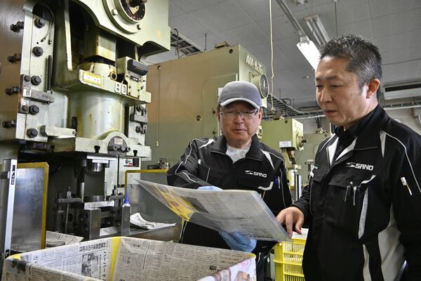 人材バンクを通じて採用した従業員とやりとりする佐野社長（右）＝６月下旬、真岡市亀山