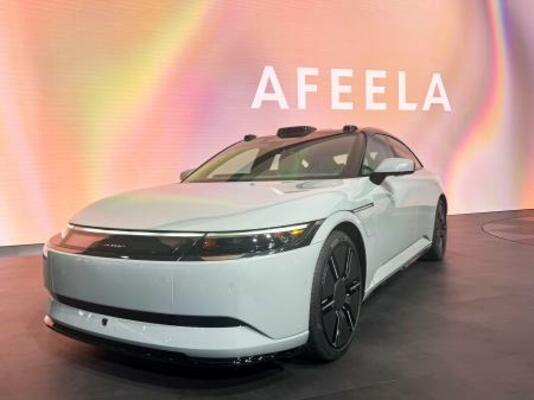 　ソニー・ホンダモビリティが公開した「ＡＦＥＥＬＡ１」の先行量産車＝５日、米ラスベガス（共同）