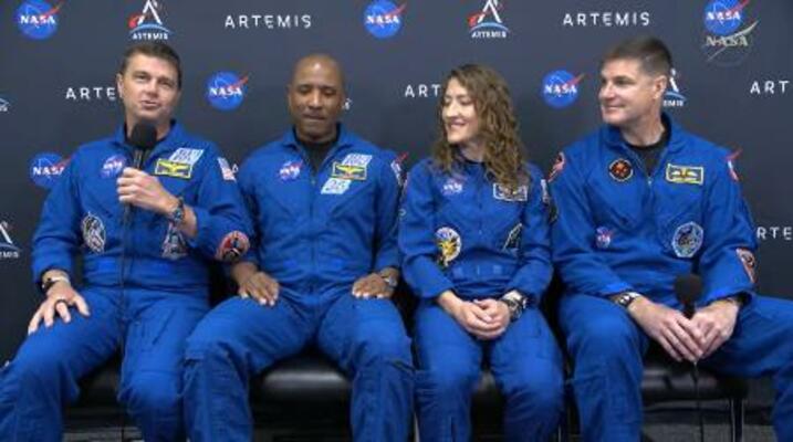 　記者会見するＮＡＳＡのリード・ワイズマン飛行士（左端）ら４人＝２９日、米フロリダ州のケネディ宇宙センター（ＮＡＳＡの中継から・共同）