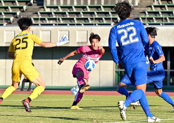 後半ロスタイム、栃木シティのＦＷチョ（中央）がシュートを放つ＝埼玉県の熊谷スポーツ文化公園