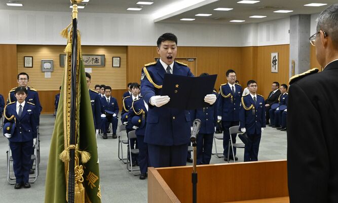 初任科生代表で宣誓する峰岸さん（中央）＝４日午前、県警察学校