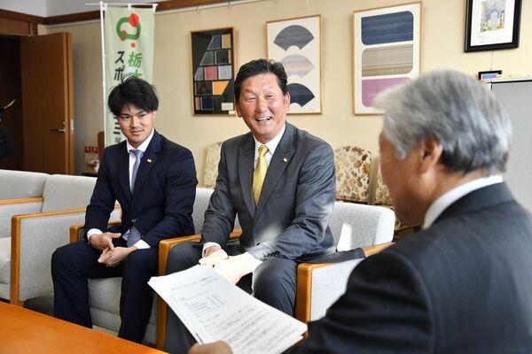 福田知事（手前）に意気込みを語る栃木ＧＢの山下監督（中央）と小倉主将＝県庁