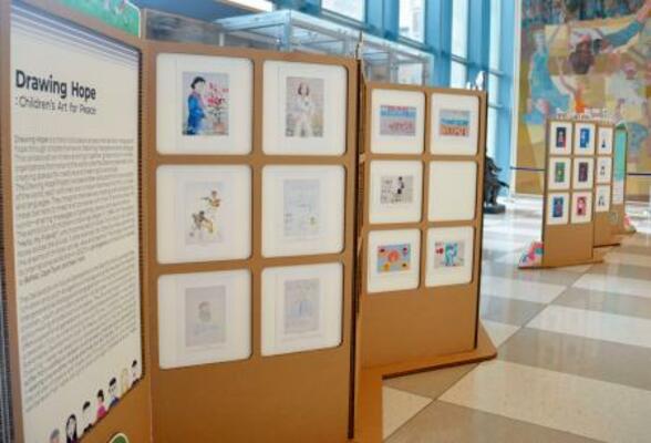 　北朝鮮や日本の子どもたちが描いた絵の展示会＝１０日、米ニューヨークの国連本部（共同）