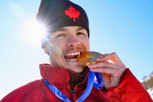 　男子デュアルモーグルで金メダルを獲得したミカエル・キングズベリー＝リビーニョ（共同）