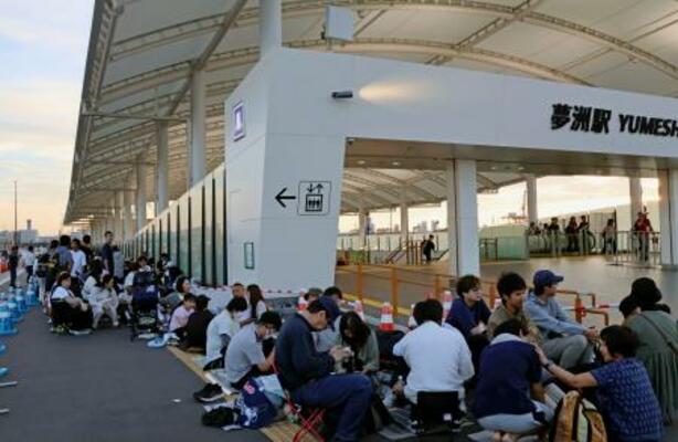 　当日券への交換を求め並ぶ人たち＝２７日早朝、大阪市此花区の夢洲