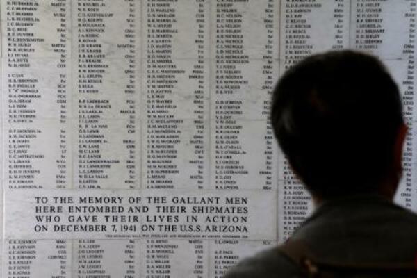 アリゾナ記念館の壁に刻まれた、真珠湾攻撃の犠牲者の名前を見つめる本村チヨ子さん=6日、米ハワイ・真珠湾(共同)