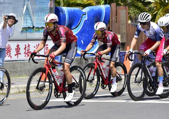 第４ステージを走るブリッツェンの岡（中央）と宮崎（左）＝台湾・屏東県