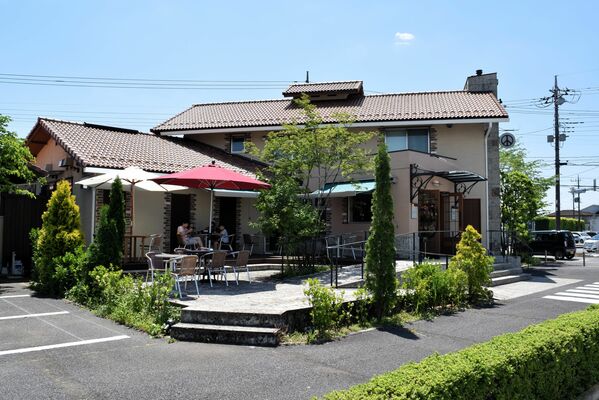 30日にグランドオープンする「ベーカリー＆パティスリー　ペニーレイン西川田」＝宇都宮市