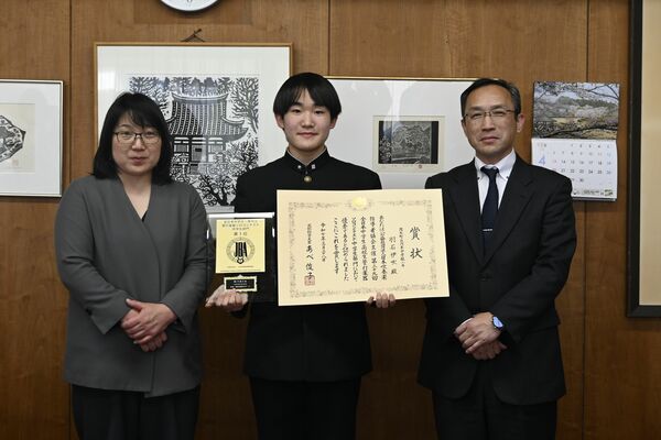 古口町長を表敬訪問した羽石さん（中央）と茂木中関係者