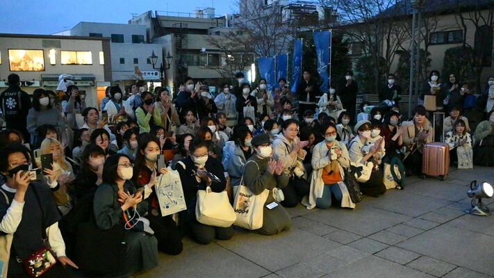 閉幕後、市美術館前で早川市長らのお礼のあいさつを聞く来館者