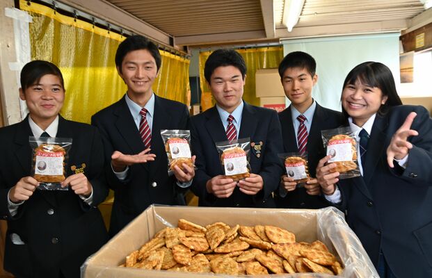 おかきを試食した宇都宮白楊高の生徒たち
