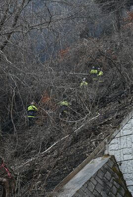 消火活動に当たる消防隊員たち＝21日午後４時50分、鹿沼市上南摩町