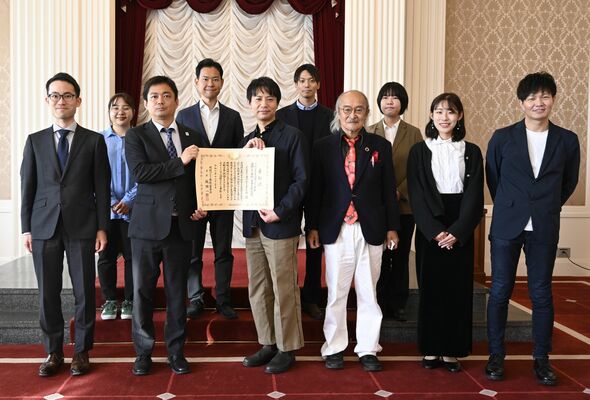 国交省表彰を受けた「釜川から育む会」の中村代表（前列左から３人目）ら