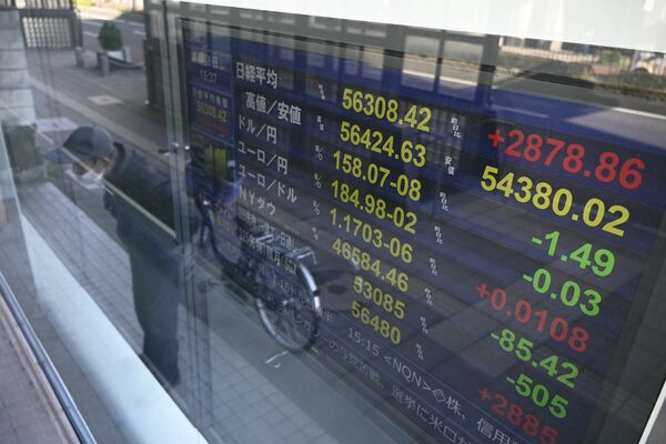 終値で史上３番目の上げ幅となった日経平均株価を示すとちぎんＴＴ証券のモニター＝８日午後、宇都宮市池上町