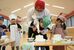 県幼稚園連合会の有志（中央）とケーキにクリームをのせる園児たち＝18日午前、石川県輪島市（同会提供）