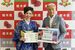 福田知事（右）から委嘱状を受け取った小田さん＝24日午後、県庁