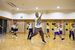 ダンス教室で児童に指導する仲島さん(中央)