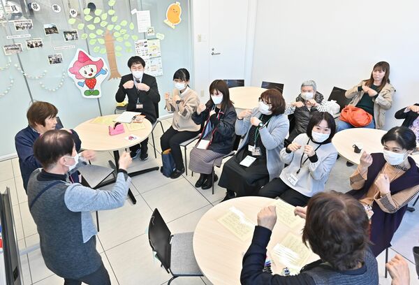 会場で開かれた手話教室