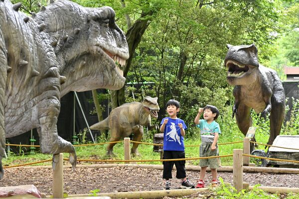 大恐竜パークを満喫する子どもたち＝14日午後２時10分、壬生町国谷