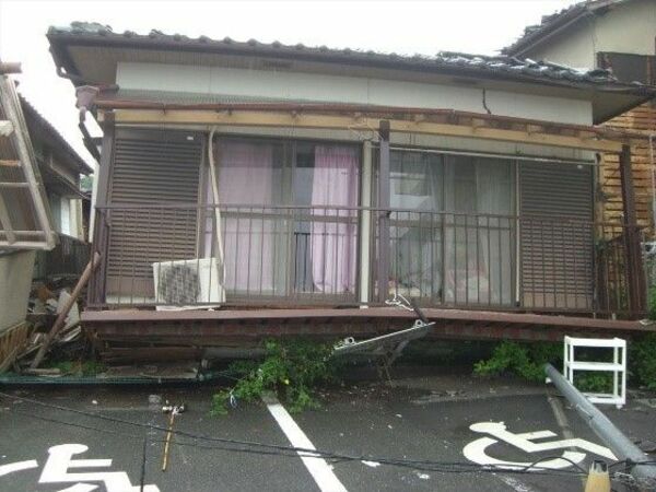 熊本地震で倒壊した建物。1階が潰れて2階が地上に接している