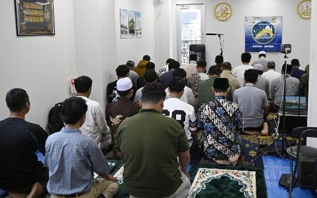 　モスク内で祈りをささげるイスラム教徒の男性たち＝７月、高知市