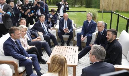 　Ｇ７サミットの討議に臨む石破首相（奥左）ら。右端はウクライナのゼレンスキー大統領、奥右は米財務長官＝６月17日、カナダ西部カナナスキス（共同）