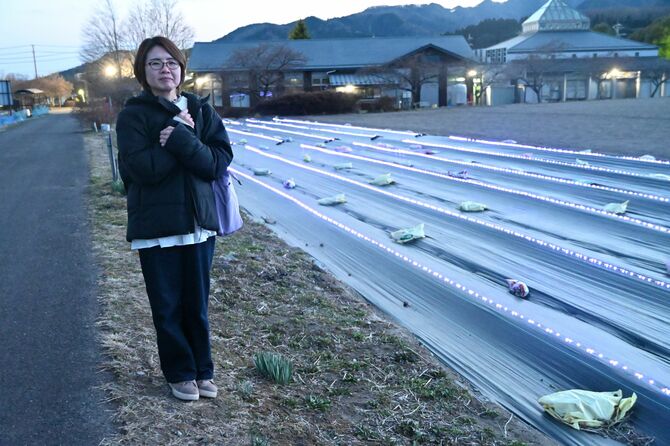ラベンダー色で畑をライトアップした川畑さん。「農福連携」による居場所づくりを目指している＝３月中旬、那須塩原市関谷