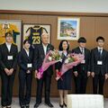 福田知事夫妻へカーネーション　母の日前に、県農大生が贈る