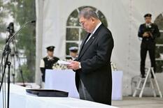 首相、殉職自衛隊員を追悼