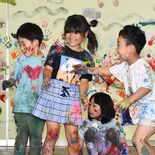 「ありがとう」込めてカラフルに落書き 園舎建て替えの黒羽幼稚園 園児ら…