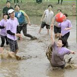 真岡で「どろんこバレー」　32チームが泥まみれで熱戦